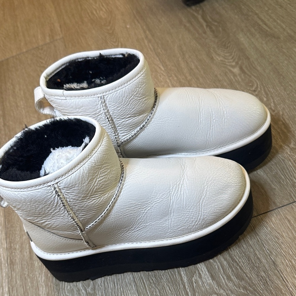 UGG Women's White & Black Ankle Boots
